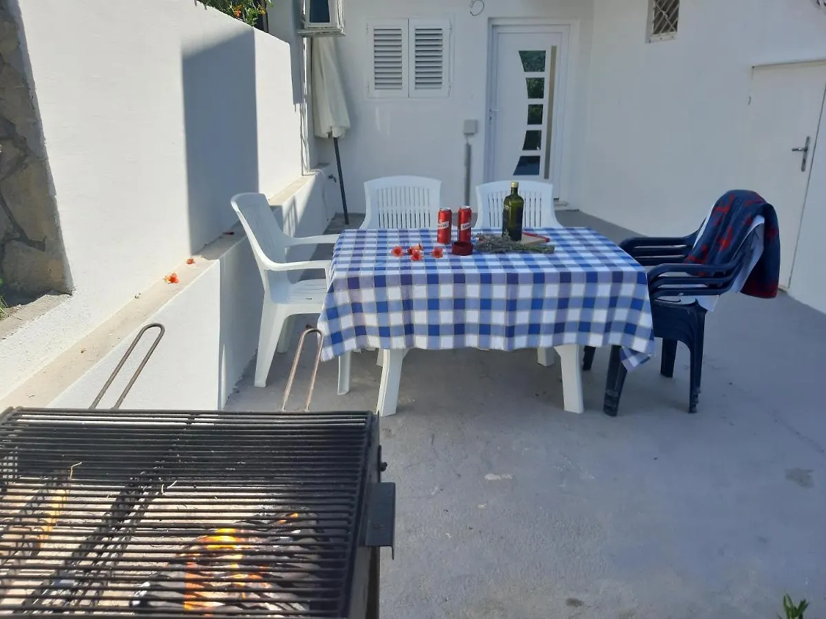 Apartment Apartmani I & J Seric Seget Vranjica