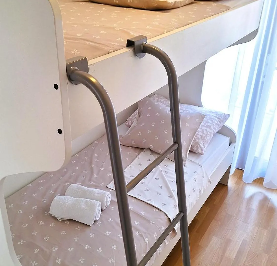 Apartment Apartmani I & J Seric Seget Vranjica