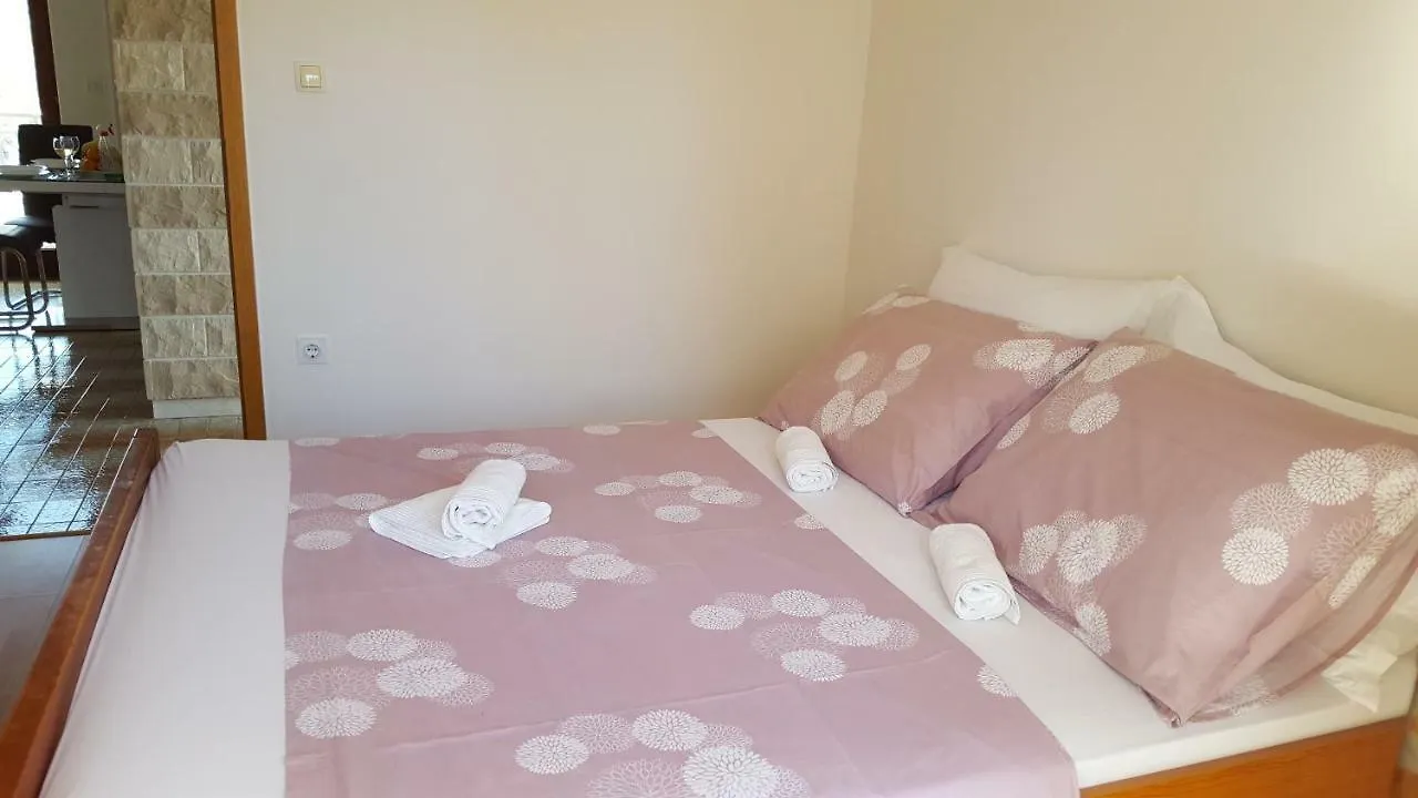 Apartmani I & J Seric Seget Vranjica 0*,  Kroatien