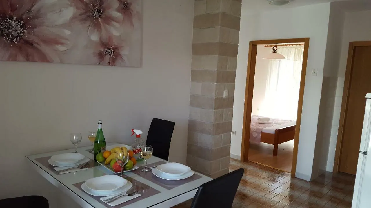 Apartment Apartmani I & J Seric Seget Vranjica