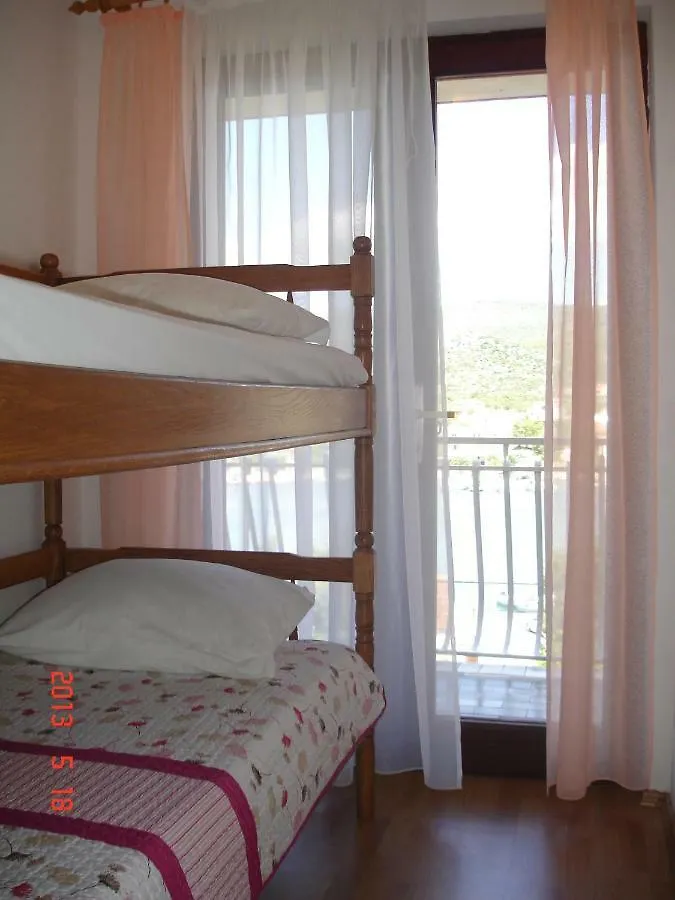 Apartment Apartmani I & J Seric Seget Vranjica